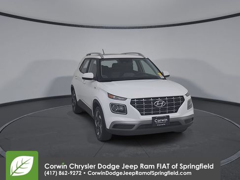 Used 2025 Hyundai Venue SEL FWD image 4