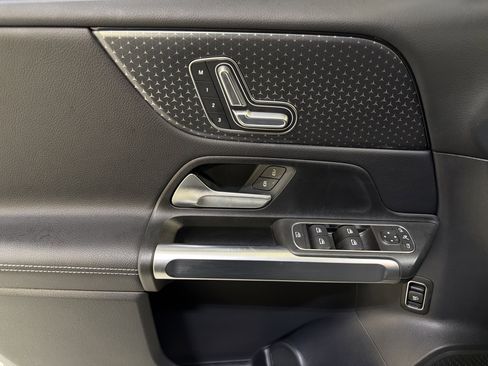 Used 2025 Mercedes-Benz GLB 250 image 20