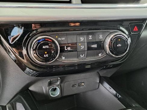 Used 2025 Chevrolet Trax LT w/ LT Convenience Package FWD image 16