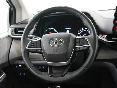 Used 2022 Toyota Sienna XLE AWD/4WD image 16