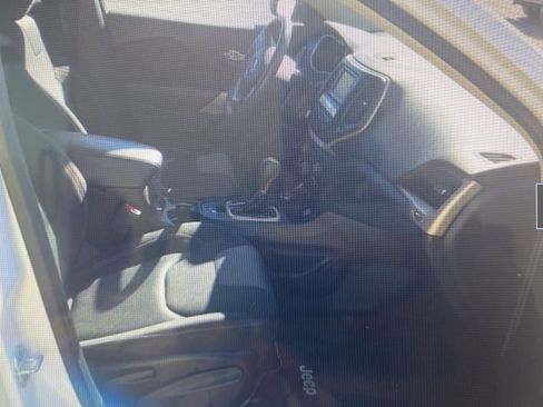 Used 2018 Jeep Cherokee Latitude w/ Safety Group image 6