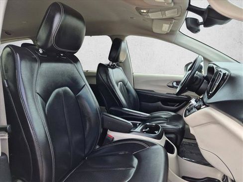 Used 2023 Chrysler Pacifica Touring-L FWD image 28