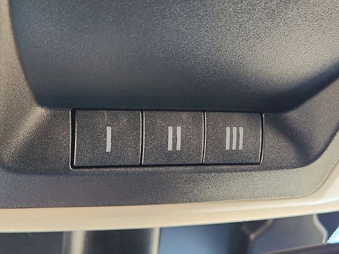 Used 2018 RAM 1500 SLT AWD/4WD image 16