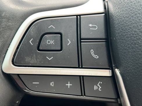 Used 2022 Toyota Highlander LE FWD image 19