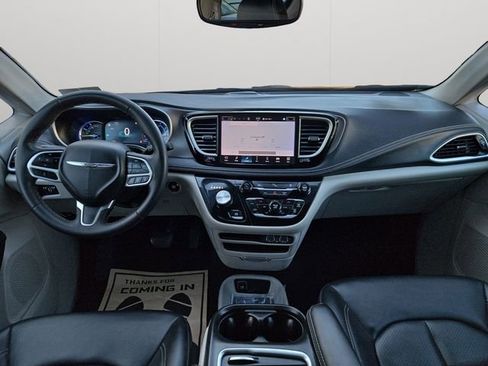 Used 2024 Chrysler Pacifica Limited FWD image 18