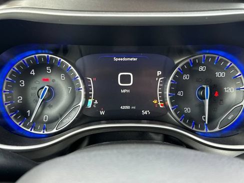 Certified 2024 Chrysler Pacifica Touring-L FWD image 25