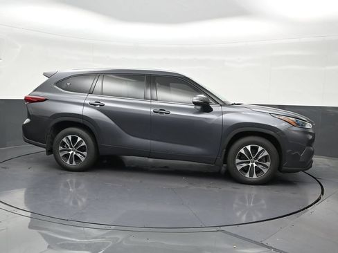 Used 2021 Toyota Highlander XLE AWD/4WD image 7