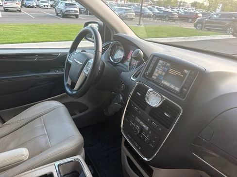 Used 2013 Chrysler Town & Country Touring-L w/ Driver Convenience Group FWD image 12