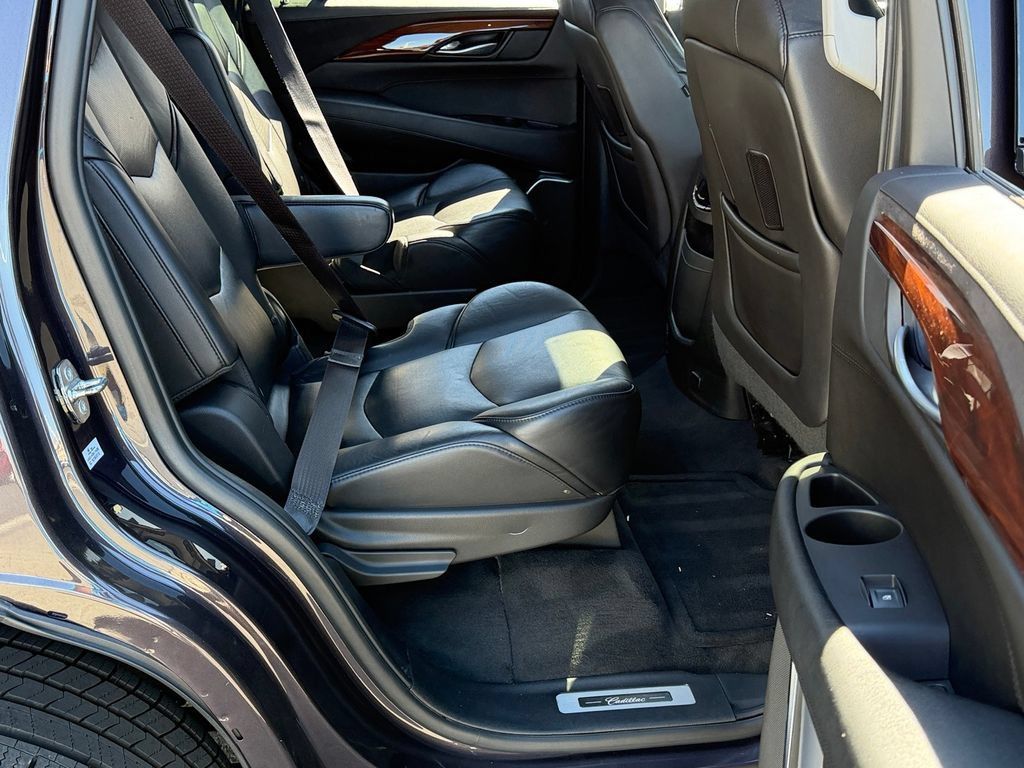 Used 2015 Cadillac Escalade Luxury AWD/4WD image 23