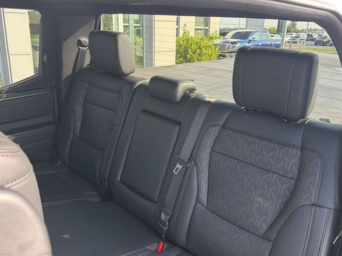 Used 2025 Toyota Tundra Limited AWD/4WD image 31