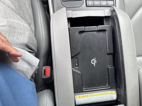 Used 2020 Toyota Highlander XLE image 31