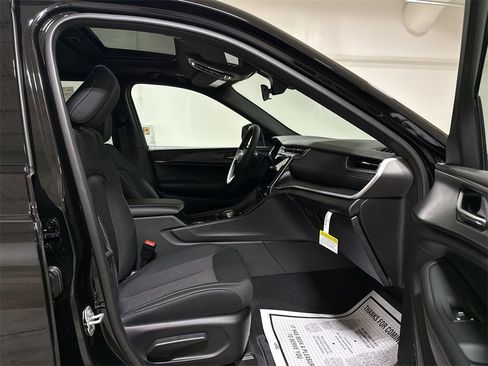 New 2025 Jeep Grand Cherokee L Laredo w/ Luxury Tech Group I image 21