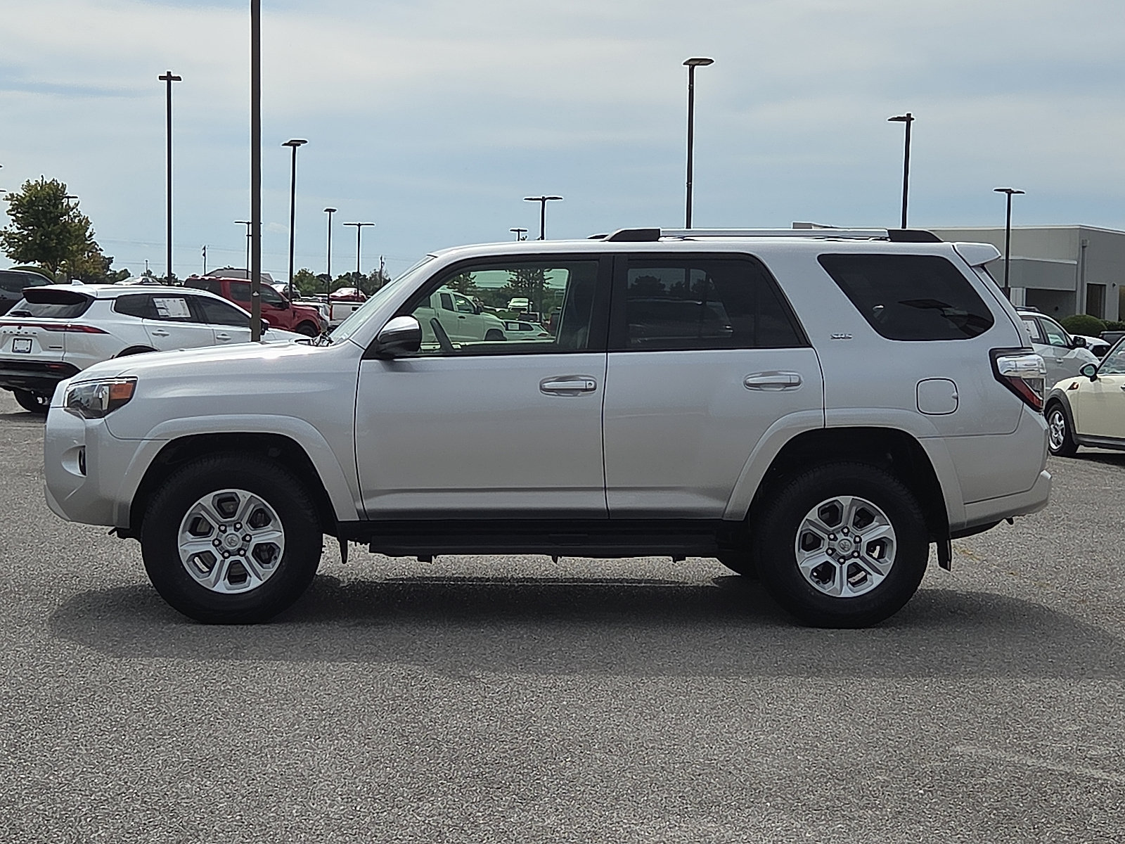 Used 2023 Toyota 4Runner SR5 AWD/4WD image 3
