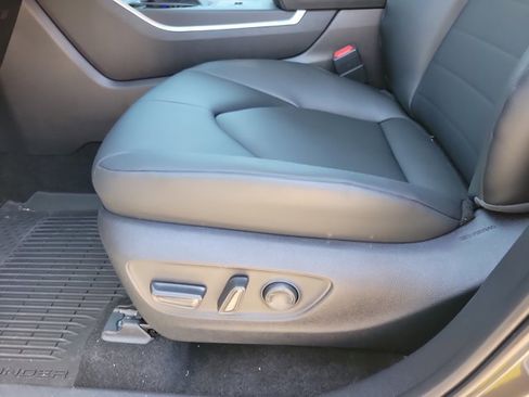 Used 2025 Toyota Highlander XLE image 7