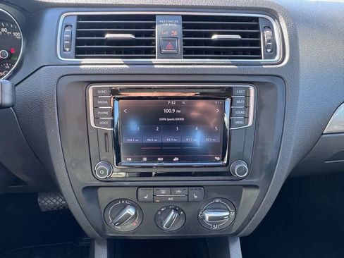 Used 2017 Volkswagen Jetta SE image 22
