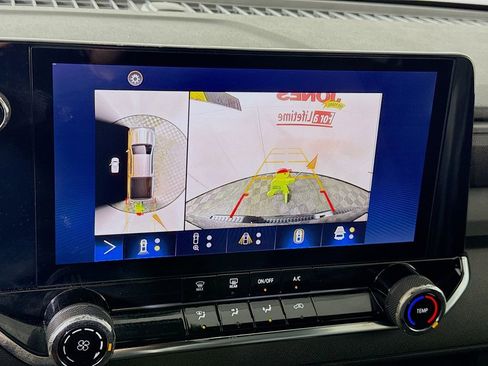 Used 2023 Chevrolet Colorado Trail Boss w/ Technology Package image 5