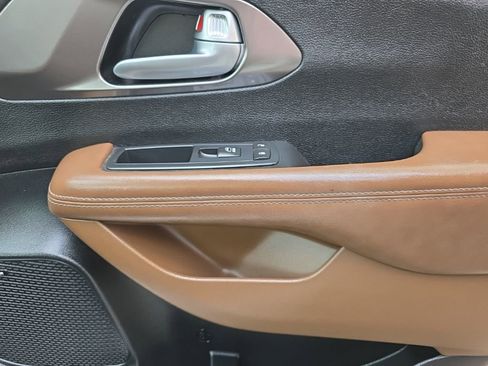 Used 2017 Chrysler Pacifica Limited FWD image 22
