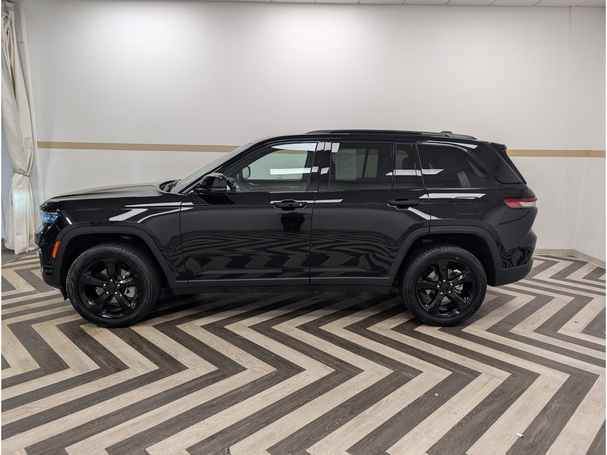 Used 2024 Jeep Grand Cherokee Limited w/ Black Appearance Package AWD/4WD image 3