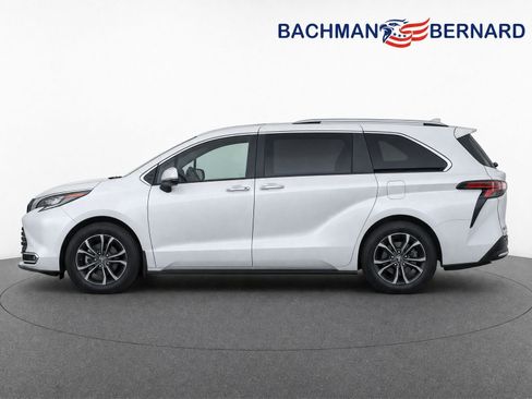 Used 2025 Toyota Sienna Platinum AWD/4WD image 4