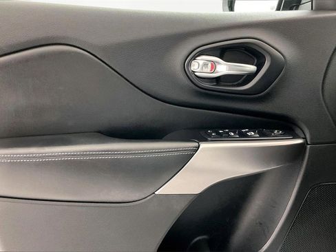 Used 2020 Jeep Cherokee Latitude Plus image 17