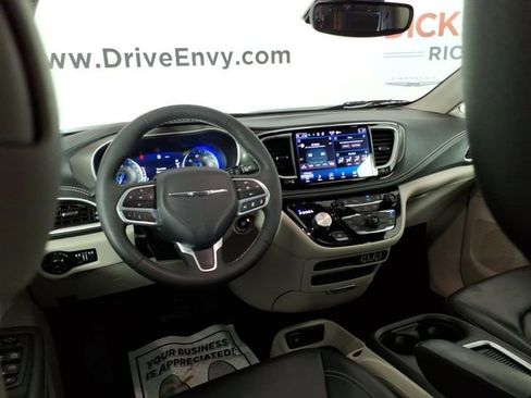 Used 2023 Chrysler Pacifica Touring-L AWD/4WD image 10