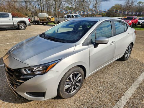 Used 2025 Nissan Versa SV FWD image 5