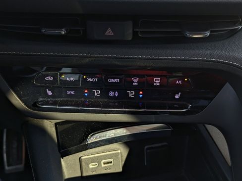 Used 2022 Buick Envision Essence w/ Sport Touring Package image 35