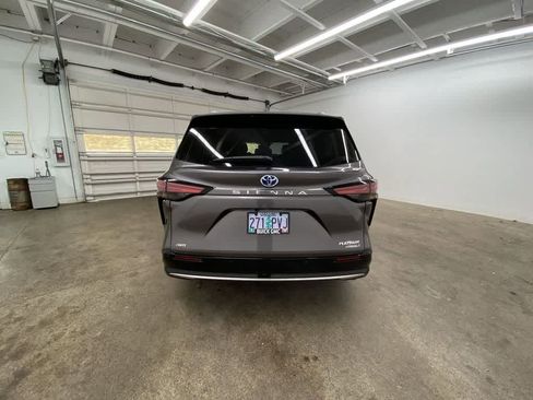 Used 2024 Toyota Sienna Platinum image 5