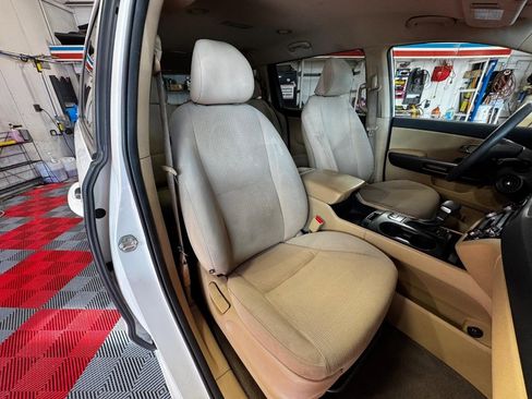 Used 2018 Kia Sedona LX image 9