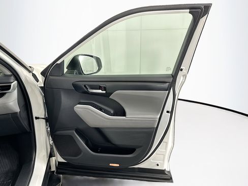 Used 2020 Toyota Highlander XLE image 36