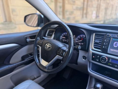 Used 2016 Toyota Highlander XLE image 11