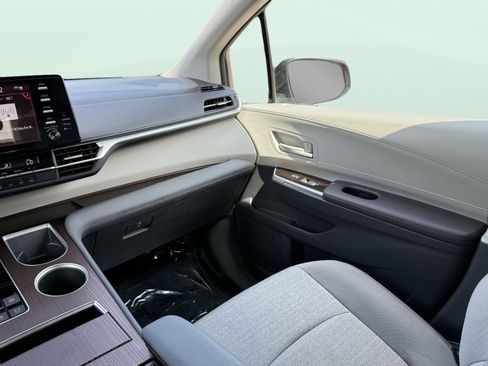 Used 2024 Toyota Sienna LE image 60