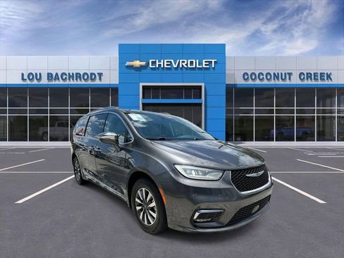 Used 2021 Chrysler Pacifica Limited w/ Uconnect Theater Family Group FWD image 1