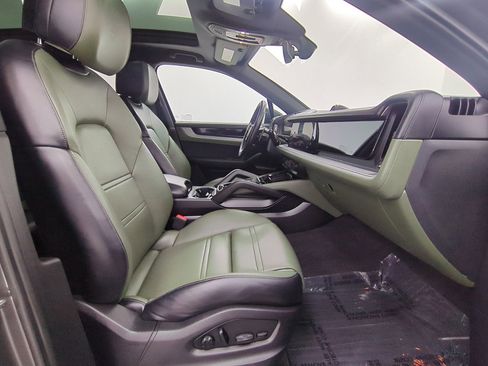 Certified 2024 Porsche Cayenne AWD/4WD image 25