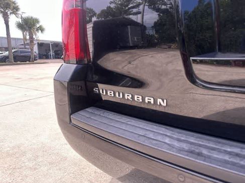 Used 2017 Chevrolet Suburban LT RWD image 19
