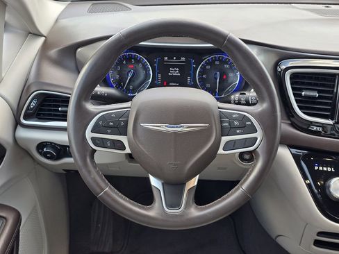 Used 2017 Chrysler Pacifica Touring-L FWD image 16