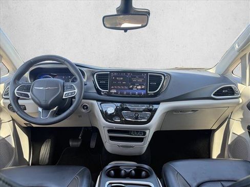 Used 2023 Chrysler Pacifica Touring-L FWD image 14