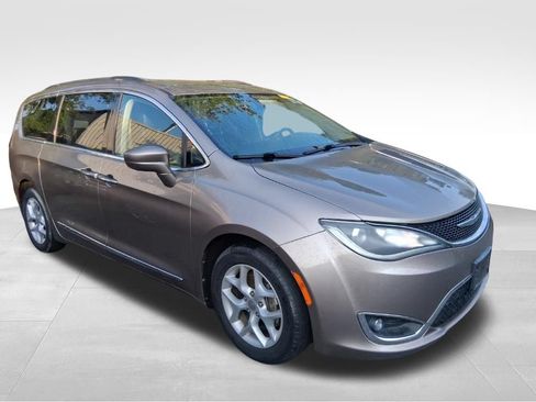 Used 2017 Chrysler Pacifica Touring-L w/ Tire & Wheel Group FWD image 9
