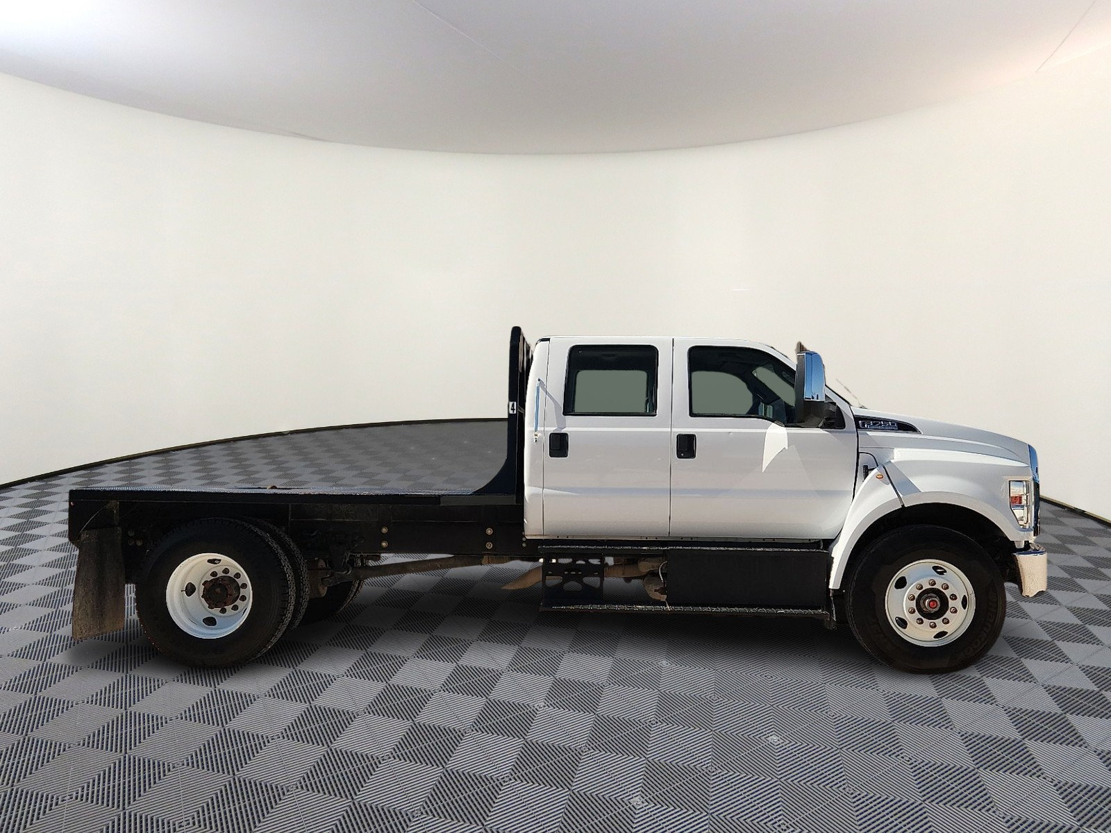 Used 2022 Ford F750 2WD Crew Cab Super Duty image 5