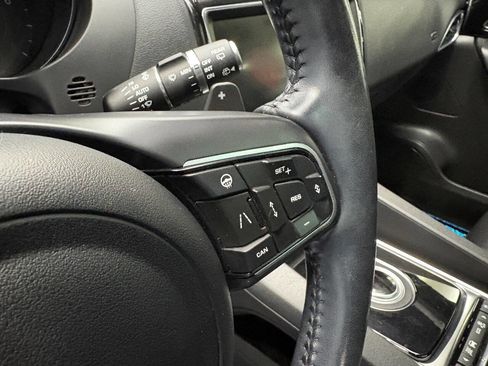 Used 2020 Jaguar F-PACE Premium image 27
