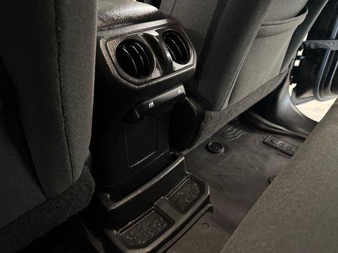 Used 2024 Jeep Wrangler Unlimited image 35