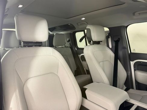 New 2026 Land Rover Defender 110 X-Dynamic SE AWD/4WD image 32