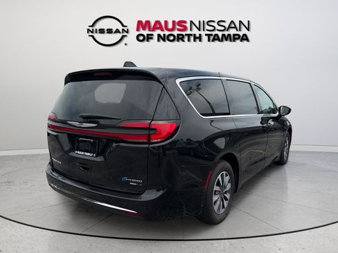 Used 2024 Chrysler Pacifica Limited FWD image 7