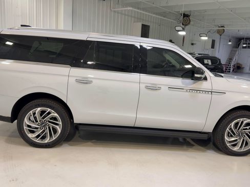 New 2026 Lincoln Navigator L Premier AWD/4WD image 2