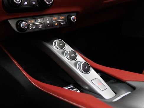 Used 2019 Ferrari Portofino RWD image 39