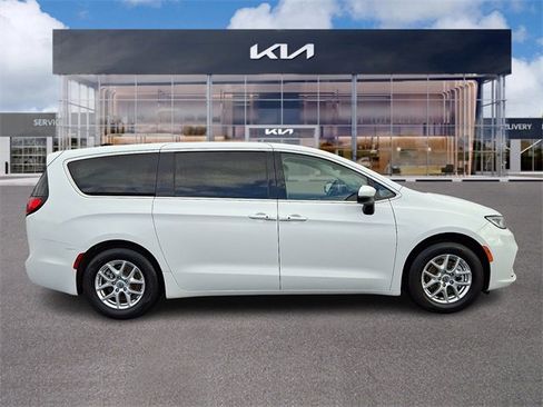 Used 2023 Chrysler Pacifica Touring-L image 7