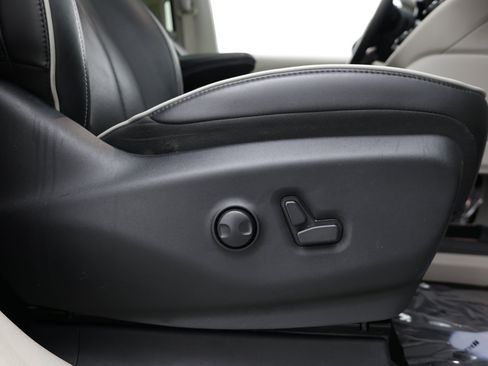Used 2023 Chrysler Pacifica Limited FWD image 41