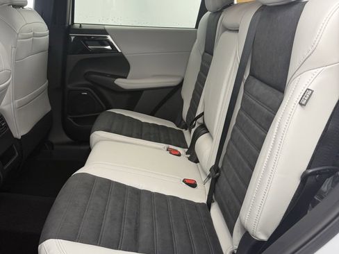 New 2025 Mitsubishi Outlander SE image 27