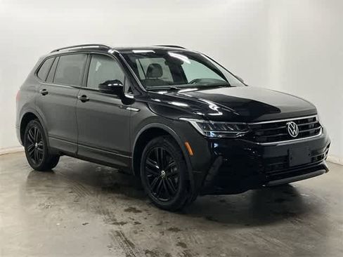 Certified 2022 Volkswagen Tiguan SE R-Line image 31