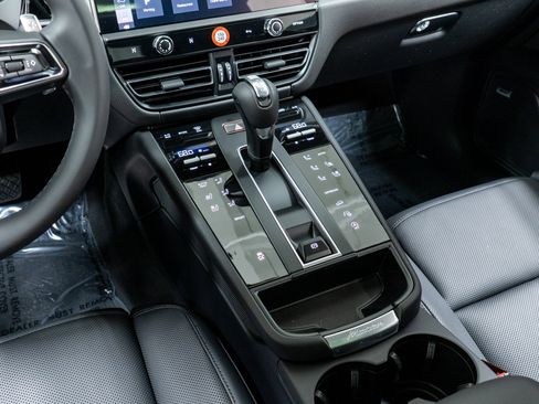 Used 2025 Porsche Macan image 23